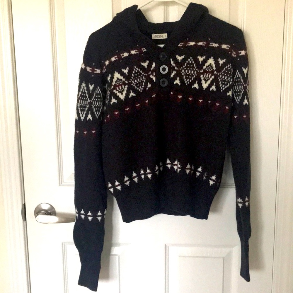 Hoodie/sweater. XL but fits like a medium.
